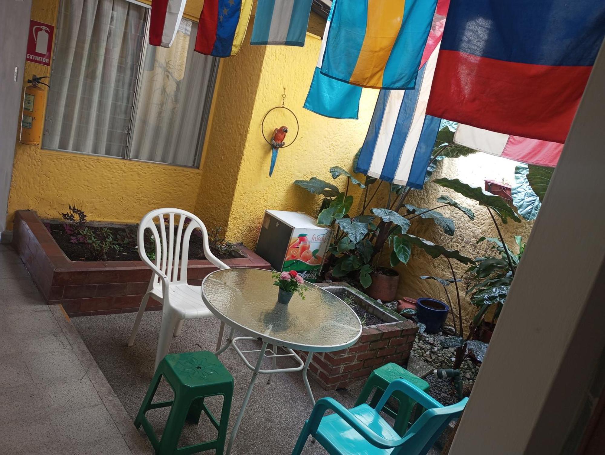 Yellow House Hostel Medellín Exterior foto